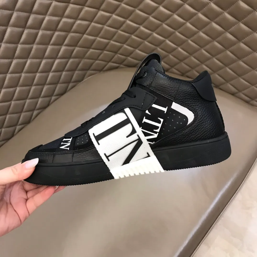 P460◾️▫️V L7N high-top calfskin lace-up sneakers. No man should be able to refuse this style. The classic color scheme is so handsome! Purchase a high-precision replica of the original version to instantly sell off the market currency! 6 VLTN logo rubber effect straps - Valentino Garavani Logo printed on the back and tongue, all materials are customized to ensure quality!  Size: Male 38-44 (45.46 customized)
